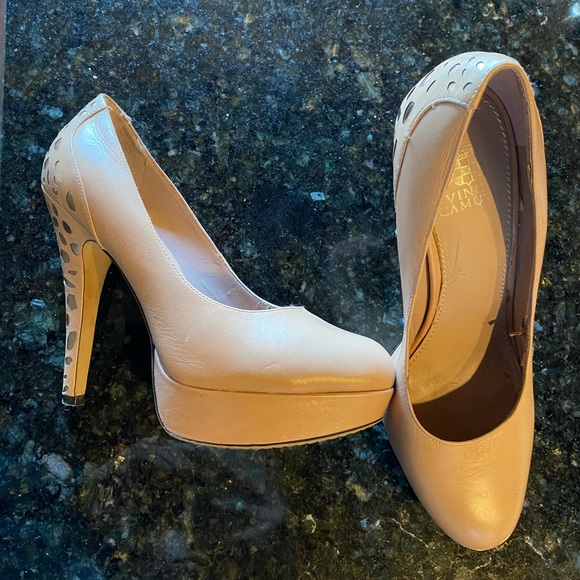 Vince Camuto Nude heels - Picture 1 of 1